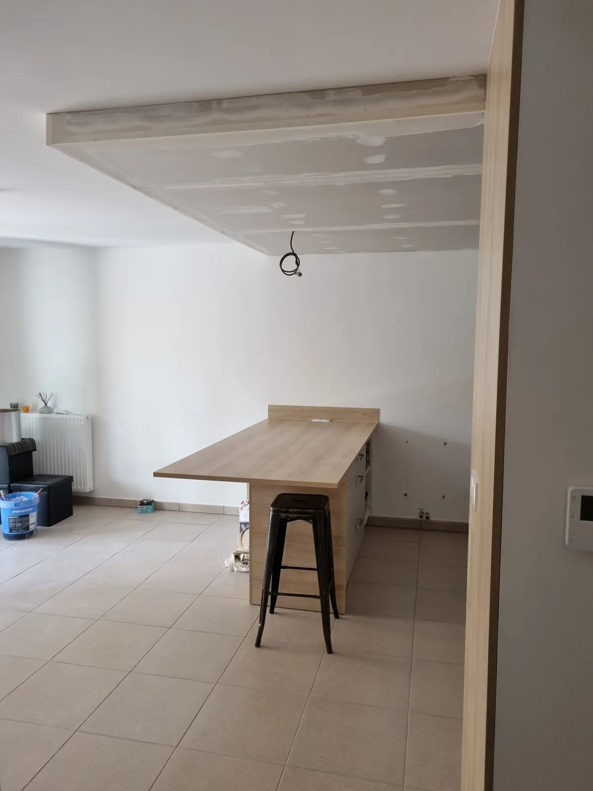 Caisson de faux plafond en plâtre nu vu depuis le séjour, avant peinture