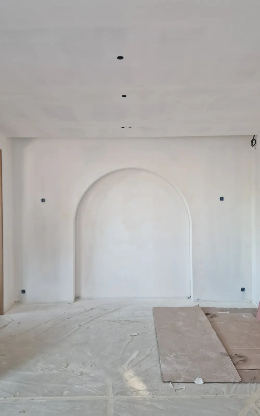 Grande niche cintrée enduite dans le mur du séjour, plâtre nu avant peinture